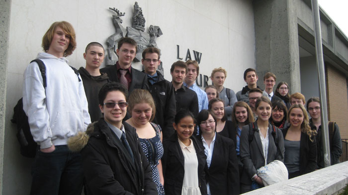 Law 12 students visit the courthouse