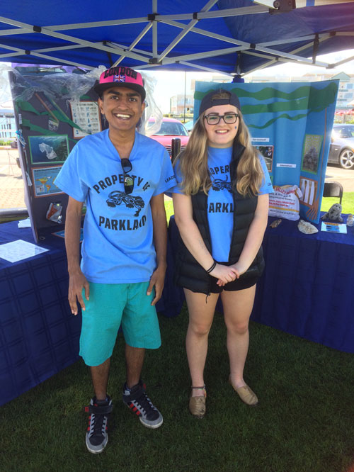 Rachael Carter and Paarth Mittal teaching the public about marine plastic pollution